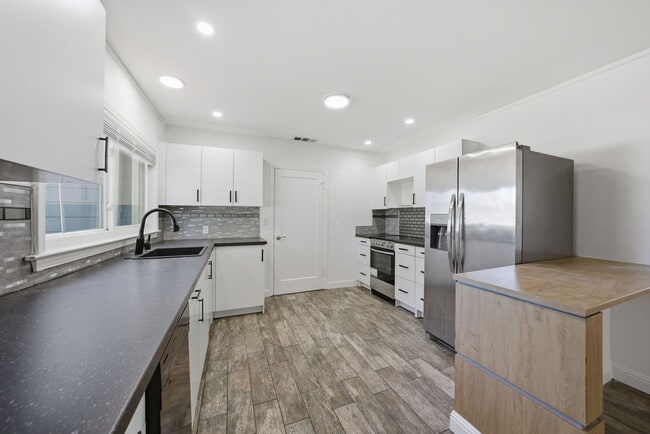 Building Photo - 1047 Riverton Dr