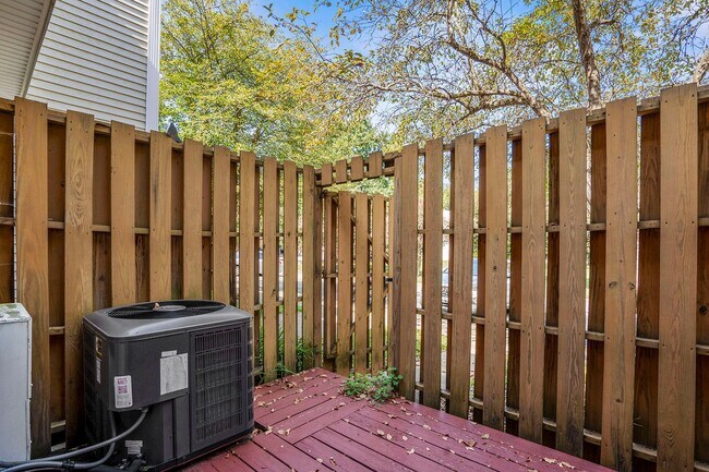 Building Photo - AVAILABLE NOW!! 2 Bedroom 2.5 Bathroom Townhome - Furnished!