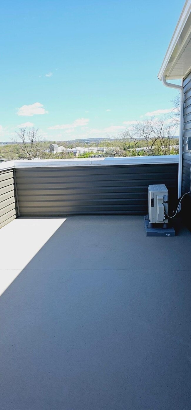 Building Photo - 2550 Hopton Ln