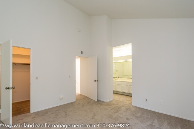 Building Photo - Private Rear Corner Townhome with Patio an...