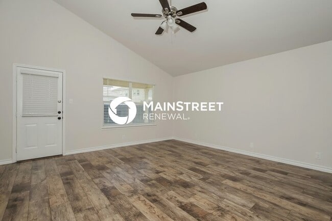 Building Photo - 4 Bedroom Pet-Friendly Home in SAINT HEDWIG, TX with Main Street Renewal