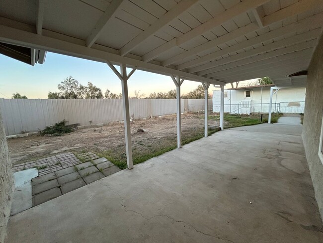 Building Photo - Spacious Home With Ample Outdoor Space!