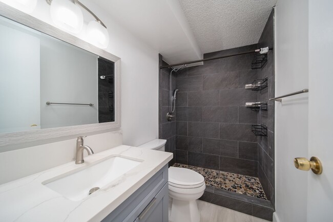 Building Photo - Upgraded Condo w/ Assigned Parking Near H1...