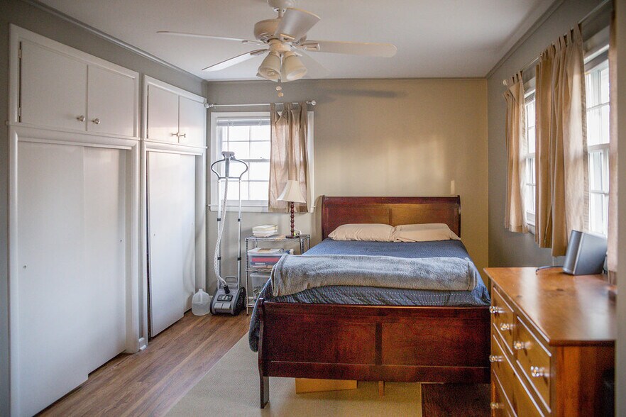 Building Photo - 4350 E 60th St