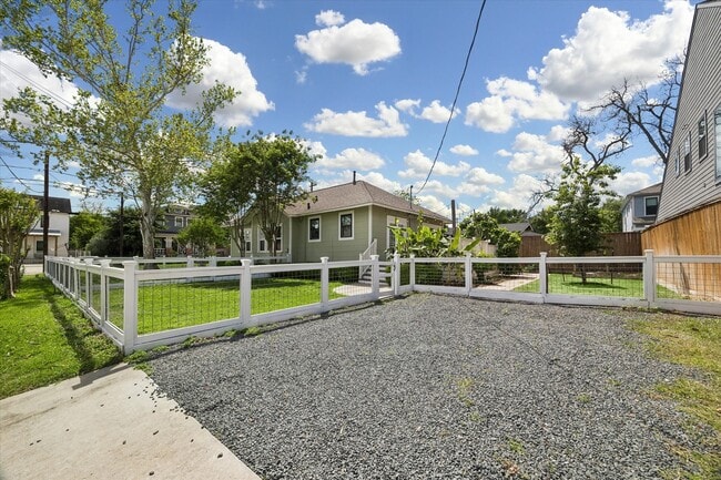 Building Photo - 623 Pecore St