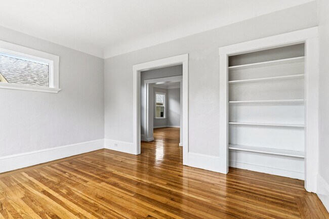 Building Photo - Fully Renovated 2 Bed, 1 Bath Oakland Home with In-Unit Laundry