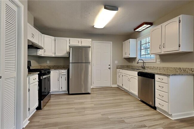 Building Photo - 3208 Aspen Cir SW