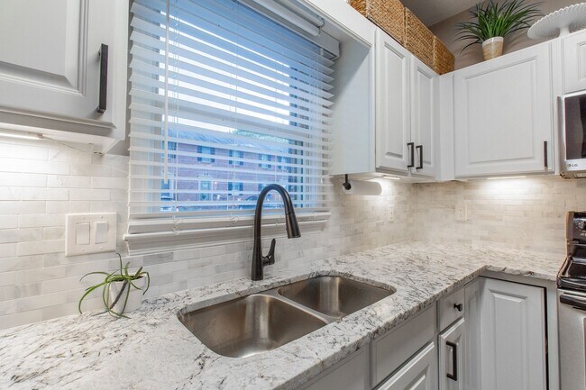 Building Photo - Beautiful 2 Bed, 2.5 Bath Condo in Johnson...