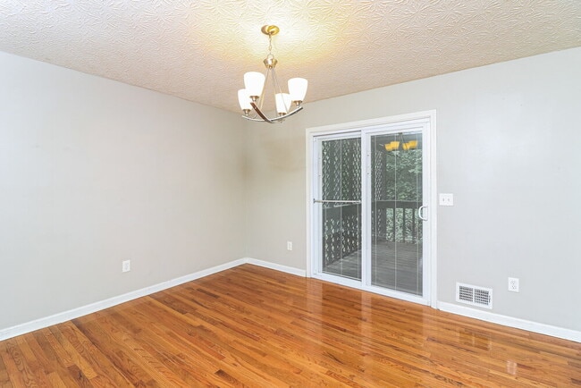 Building Photo - 249 Castleair Dr NE