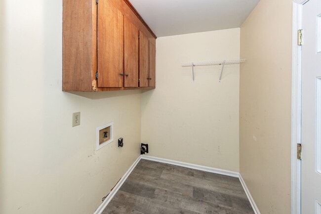 Building Photo - 2 Bedroom, 1.5 Bathroom Townhome - Summerville