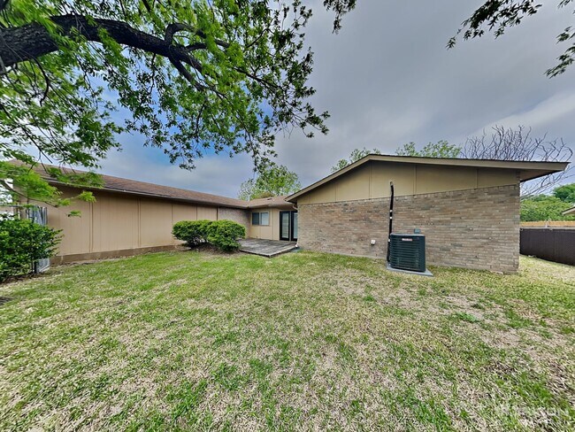 Building Photo - 1122 Oakbluff Dr