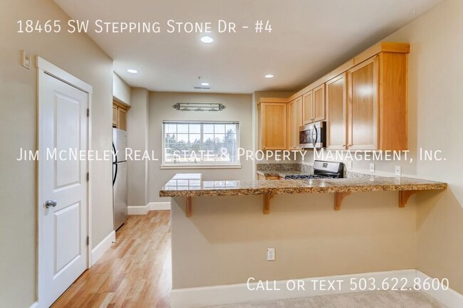 Building Photo - 2 Bedroom Townhome w/ Bonus Room near Nike...