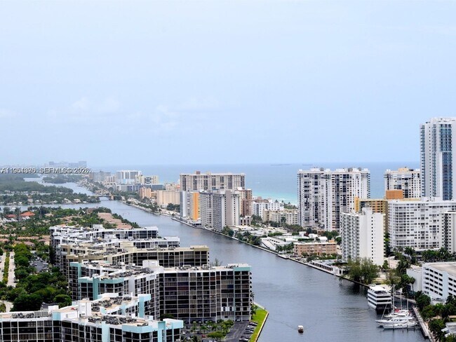 Building Photo - 400 Leslie Dr