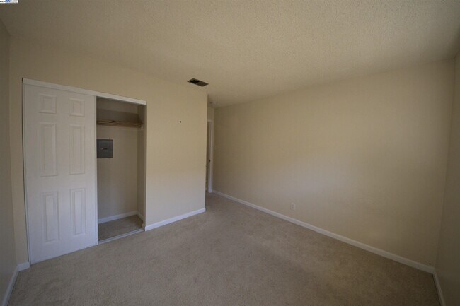 Building Photo - 1214 Sycamore Dr