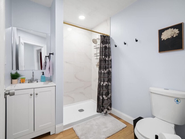 Building Photo - 2010 Chesterland Ave