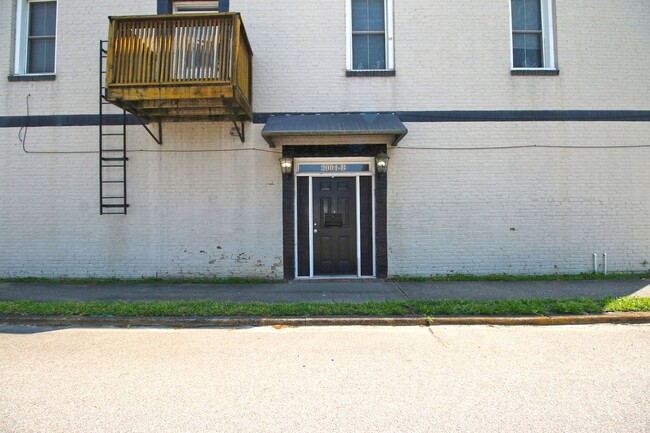 Building Photo - Stylish 3Br/2BA Apartment Living in the He...
