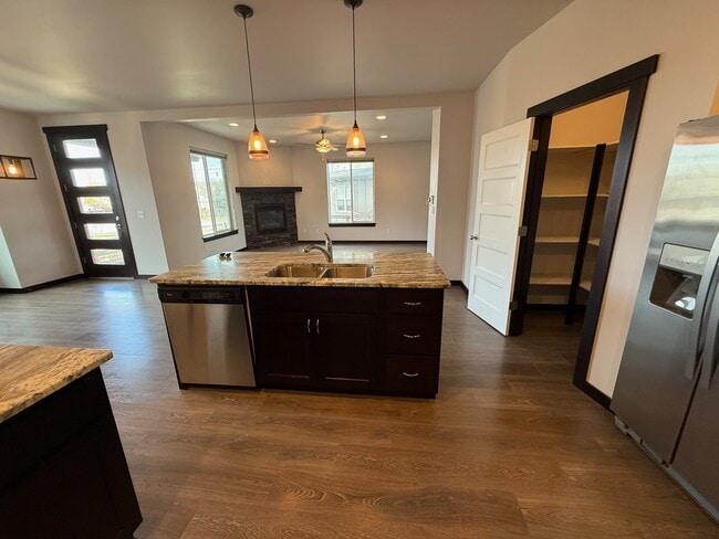 Building Photo - 5475 Vermeer Ln