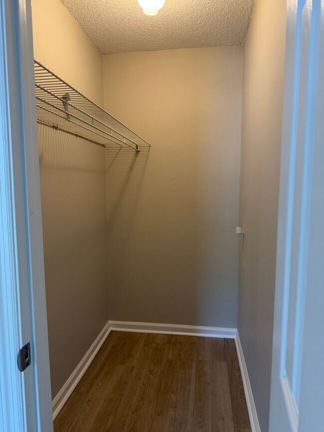 Building Photo - Gorgeous 2/2 newly renovated townhome available now!