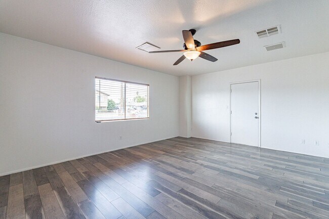 Building Photo - 4501 W Cinnabar Ave