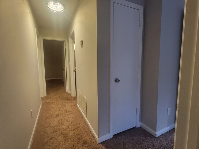 Building Photo - Super cute updated ranch! - Walk to Keningston Train Station - Self-Showings Available.