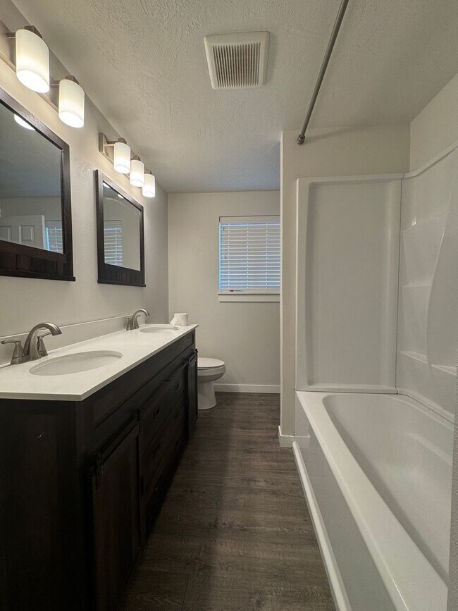 Building Photo - Spacious 4 Bed, 3 Bath House for Rent