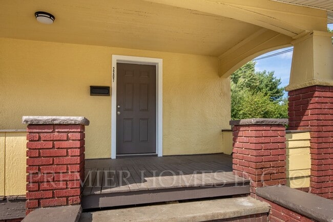 Building Photo - 3 Bed Home with Large Yard & Detached Garage – $1,495/mo