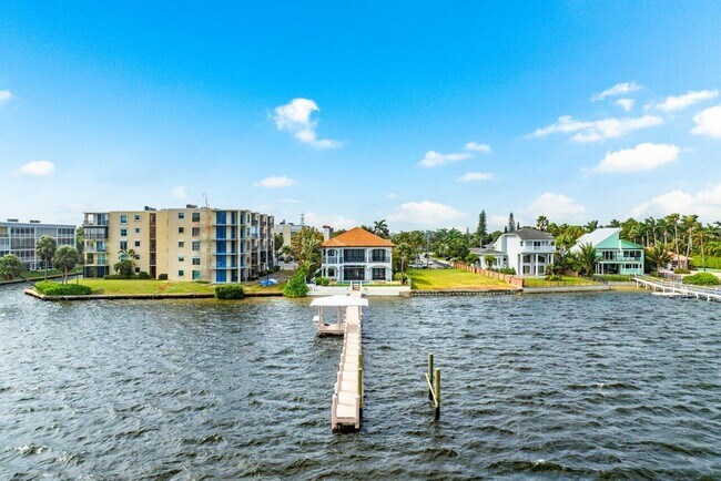 Building Photo - 1 18th Ave S