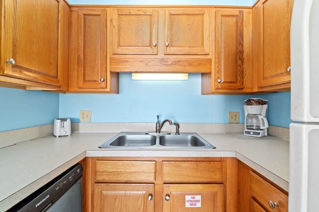 Building Photo - 8743 Thomas Dr