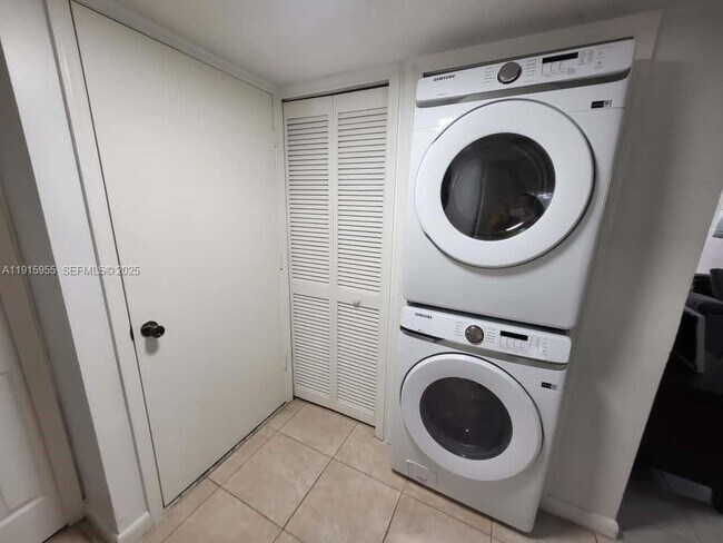 Building Photo - 3415 NE 9th Dr