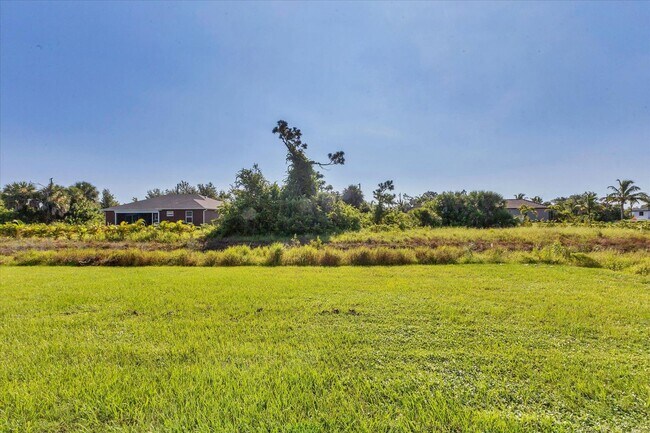 Building Photo - Brand new Duplex stocked with upgrades