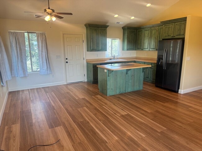 Building Photo - Beautiful 2 Bedroom Home In Central