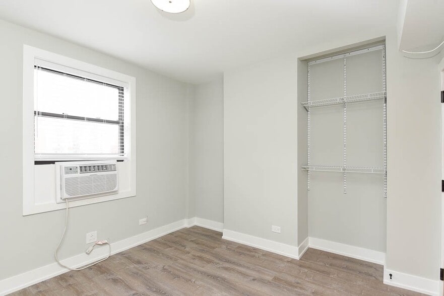 Building Photo - 545 W Belmont Ave