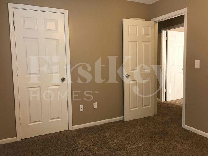 Building Photo - 539 NE Summit Dr