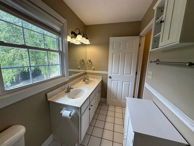 Building Photo - Large Weaverville Rental!