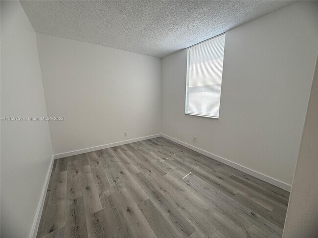 Building Photo - 20200 W Country Club Dr
