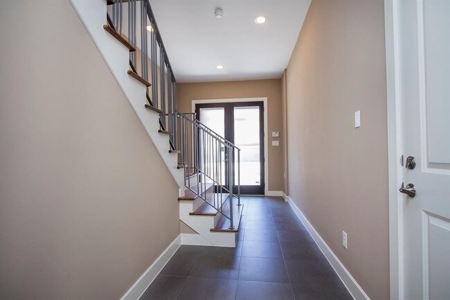 Building Photo - Contemporary townhome, rooftop terrace awa...
