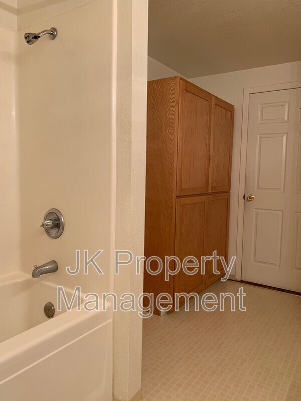Building Photo - 1612 Sand Ct