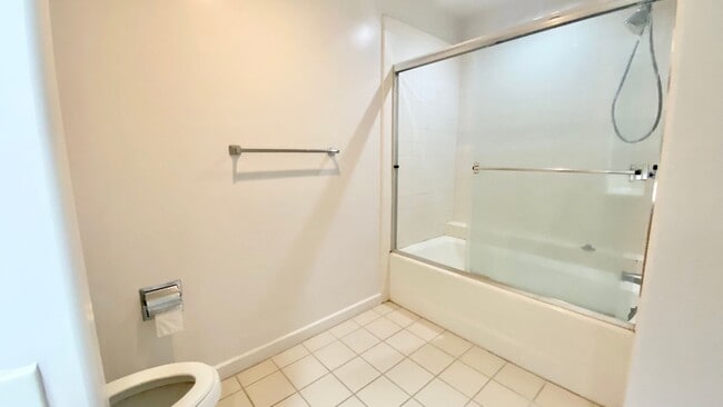 Building Photo - Spacious 2 Bedroom, 2 Bath, with 2 Parking Stalls - Kalele Kai in Hawaii Kai