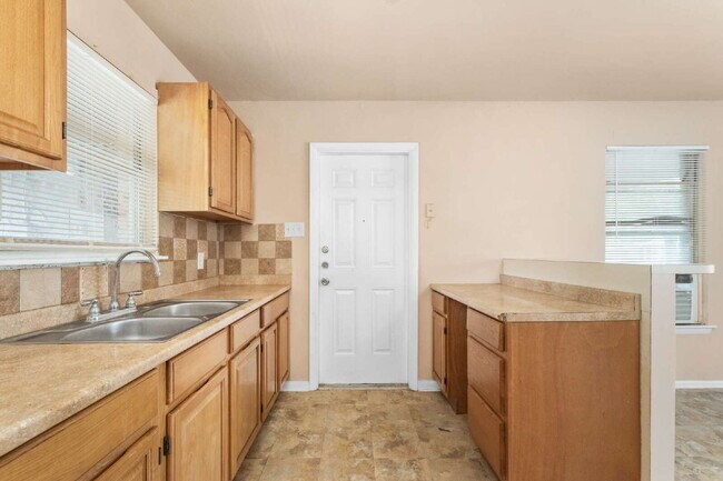 Building Photo - 218 E Villaret Blvd
