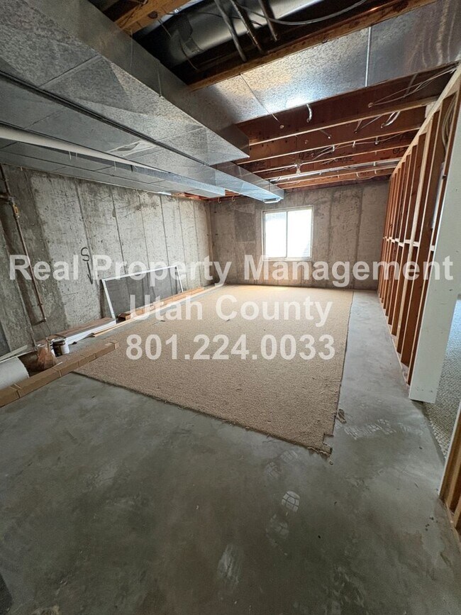 Building Photo - Large and Spacious 4 Bedroom Home!