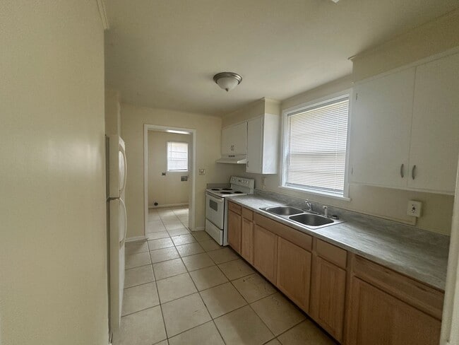 Building Photo - 3 Bedroom Home close to VSU!