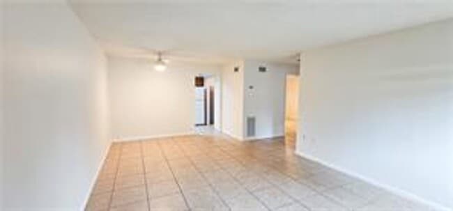 Building Photo - Cute 2/1 duplex - Freshly painted