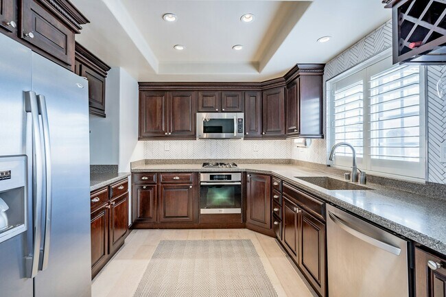 Building Photo - 815 W 15th St