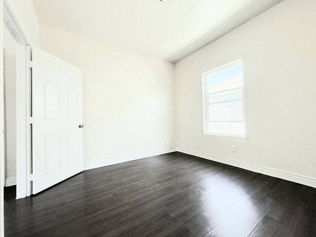 Building Photo - 1368 E Vernon Ave