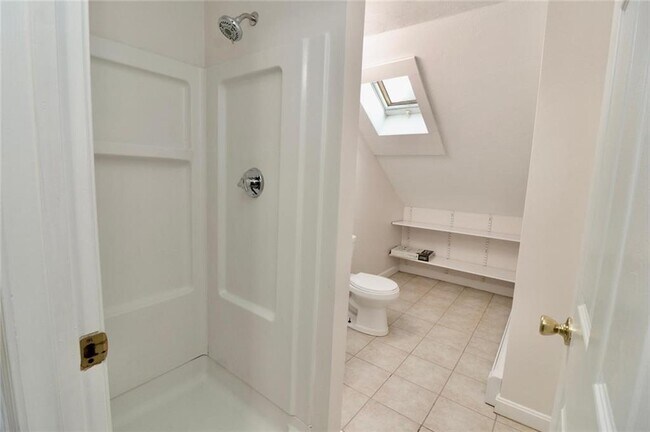 Building Photo - 143 Putnam St