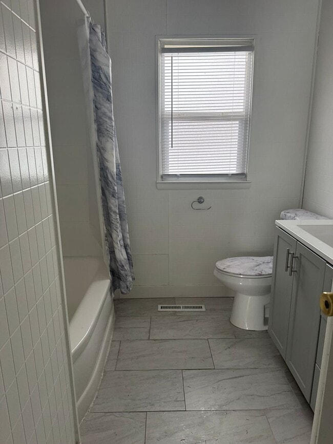 Building Photo - 2 bedrooms oak park gem