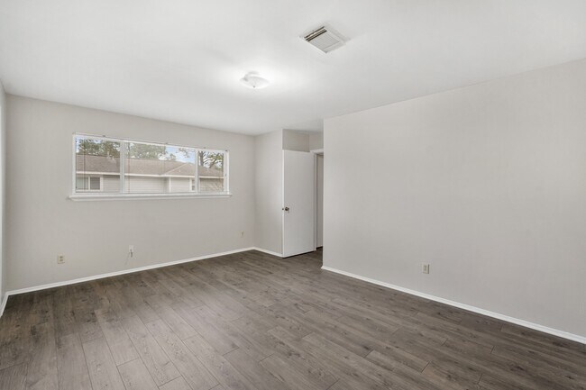 Building Photo - 10814 Sugar Hill Dr