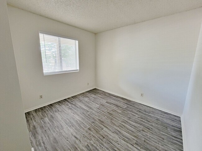 Building Photo - 3 Bedroom 2 Bath Condo Available Now!