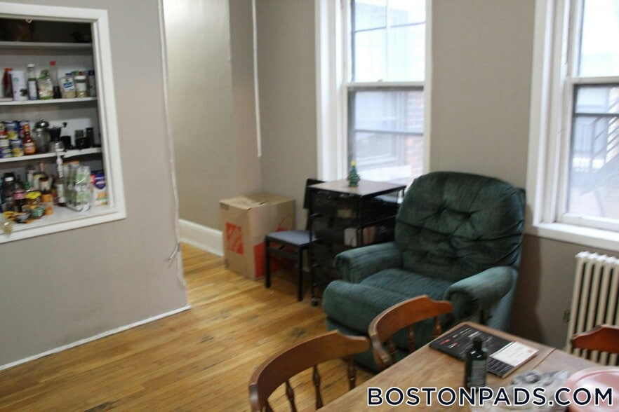 Building Photo - 447 Park Dr