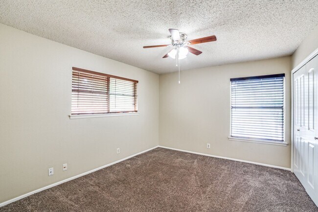 Building Photo - Thousand Oaks neighborhood! Over 1800 sqft!